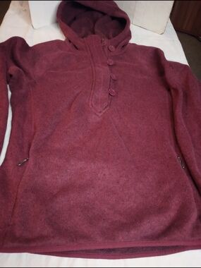 The North Face Women  Zip-Up Hooded Sweater in Burgundy Size Medium